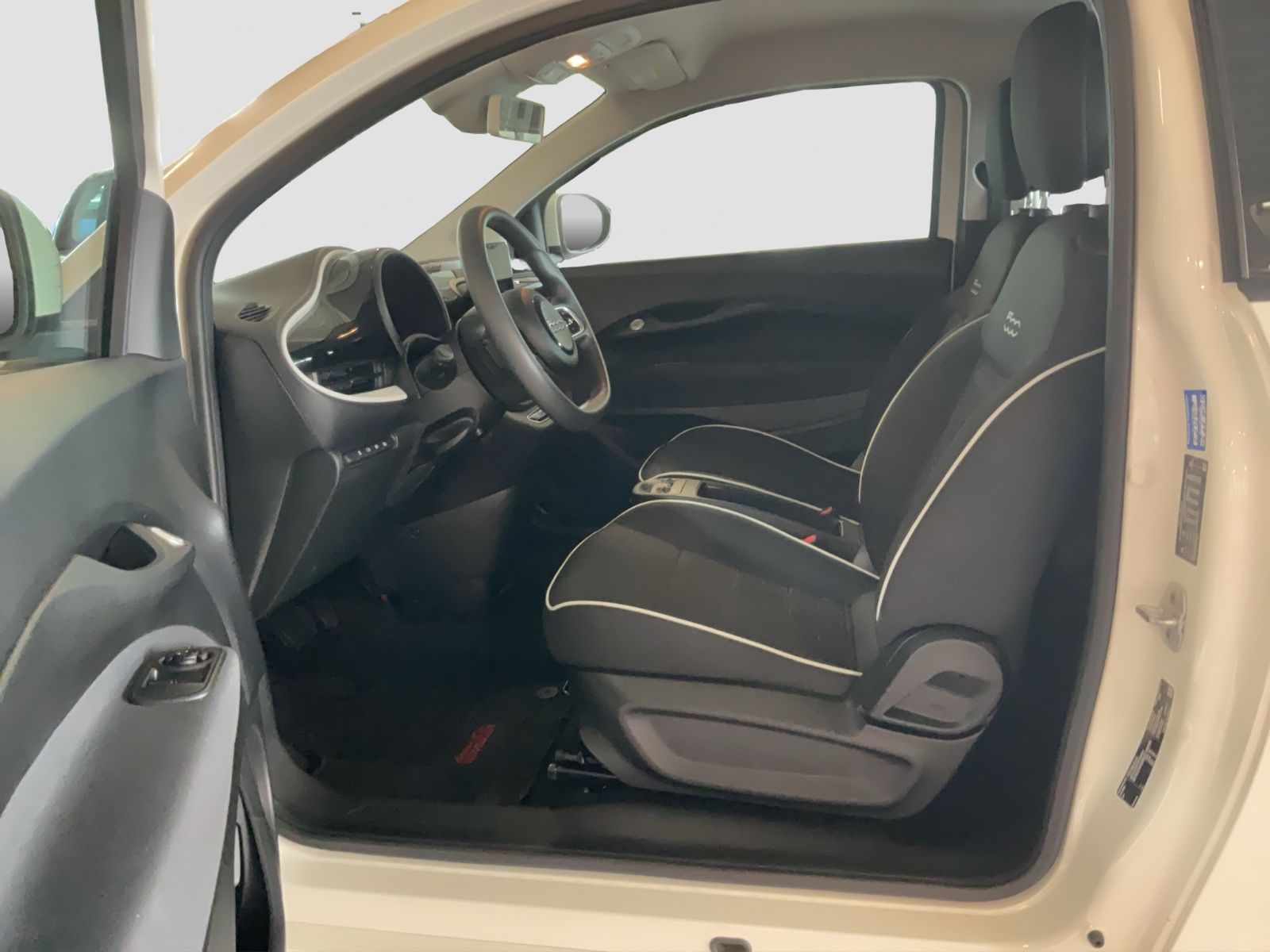 Fahrzeugabbildung Fiat 500e + Radio- & Winterpaket
