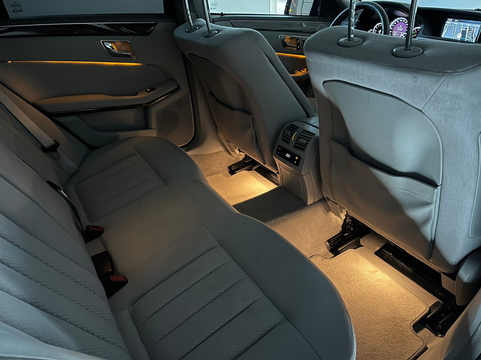 Fahrzeugabbildung Mercedes-Benz E 350 CGI BlueEfficiency/ACC/H&K/eGSD/ELEGANCE