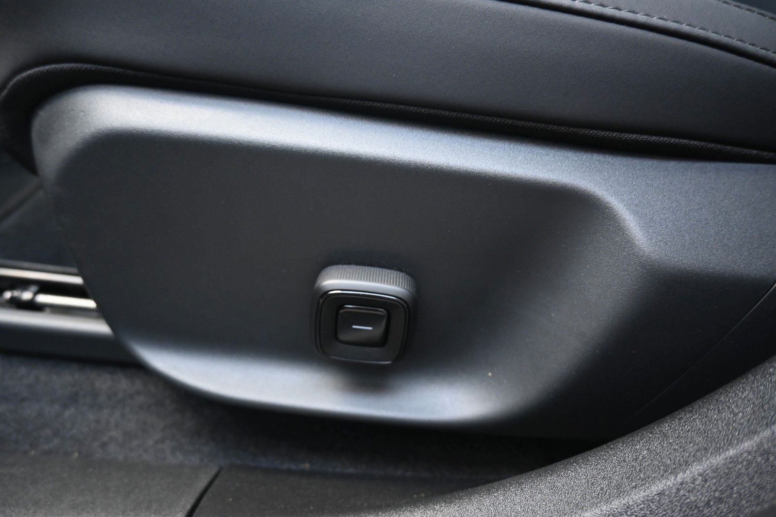 Fahrzeugabbildung Volvo EX30 Single Motor Extended Range Black Edt Ultra