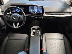 Fahrzeugabbildung BMW 218i Active Tourer Luxury Line -- AHK/ACC/ 17LM