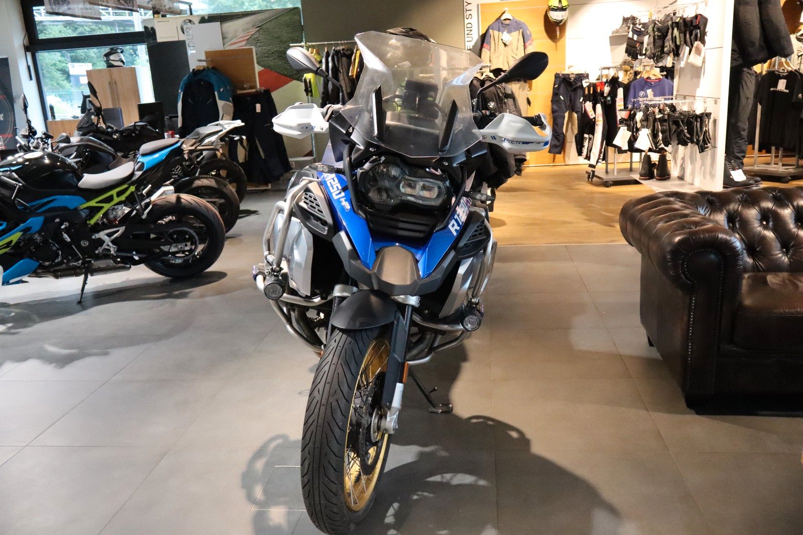 Fahrzeugabbildung BMW R1250GS ADV mit Akrapovic & Tieferlegung