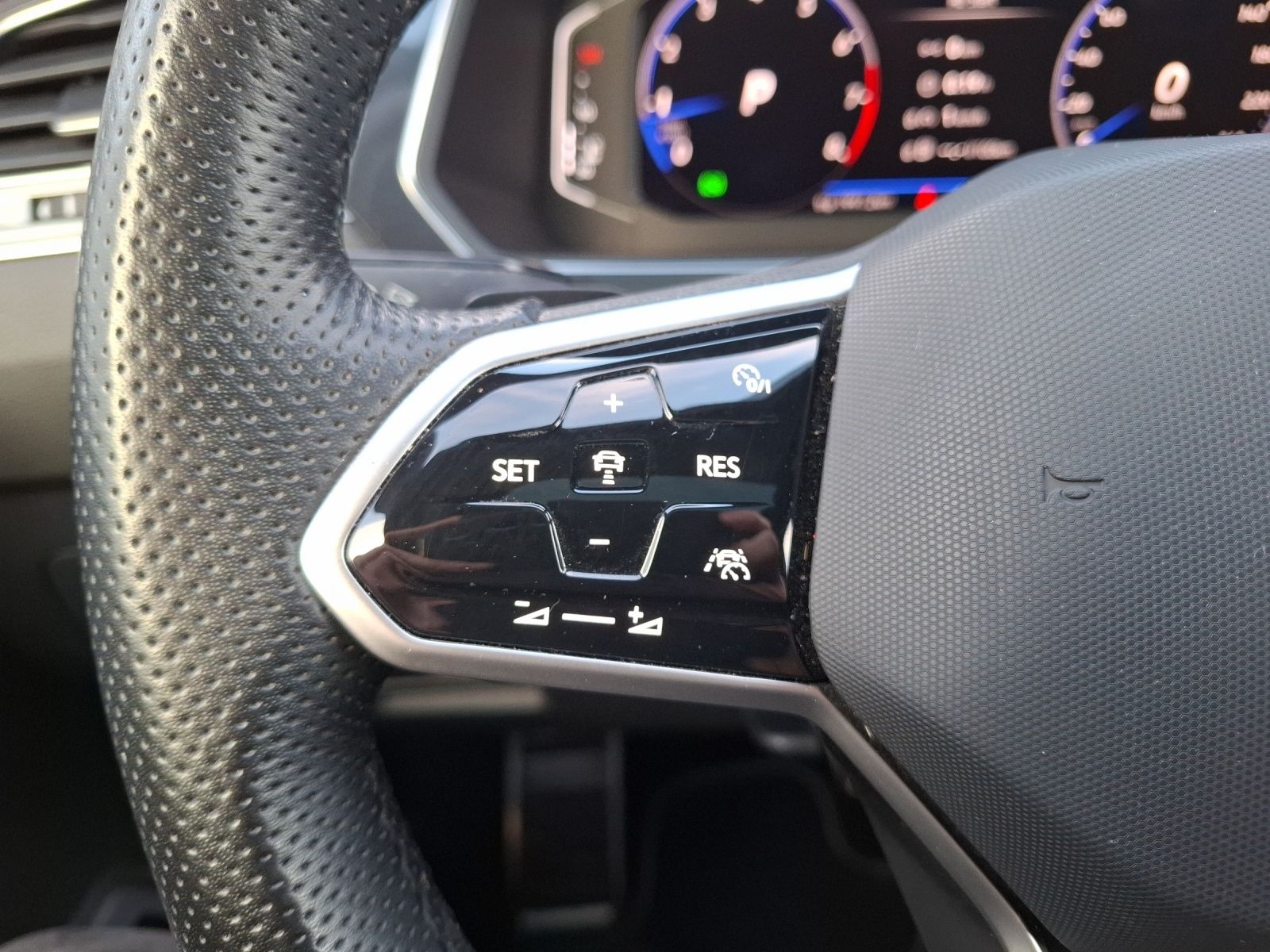 Fahrzeugabbildung Volkswagen Tiguan Allspace TSI R-Line DSG 4M Matrix Navi AI