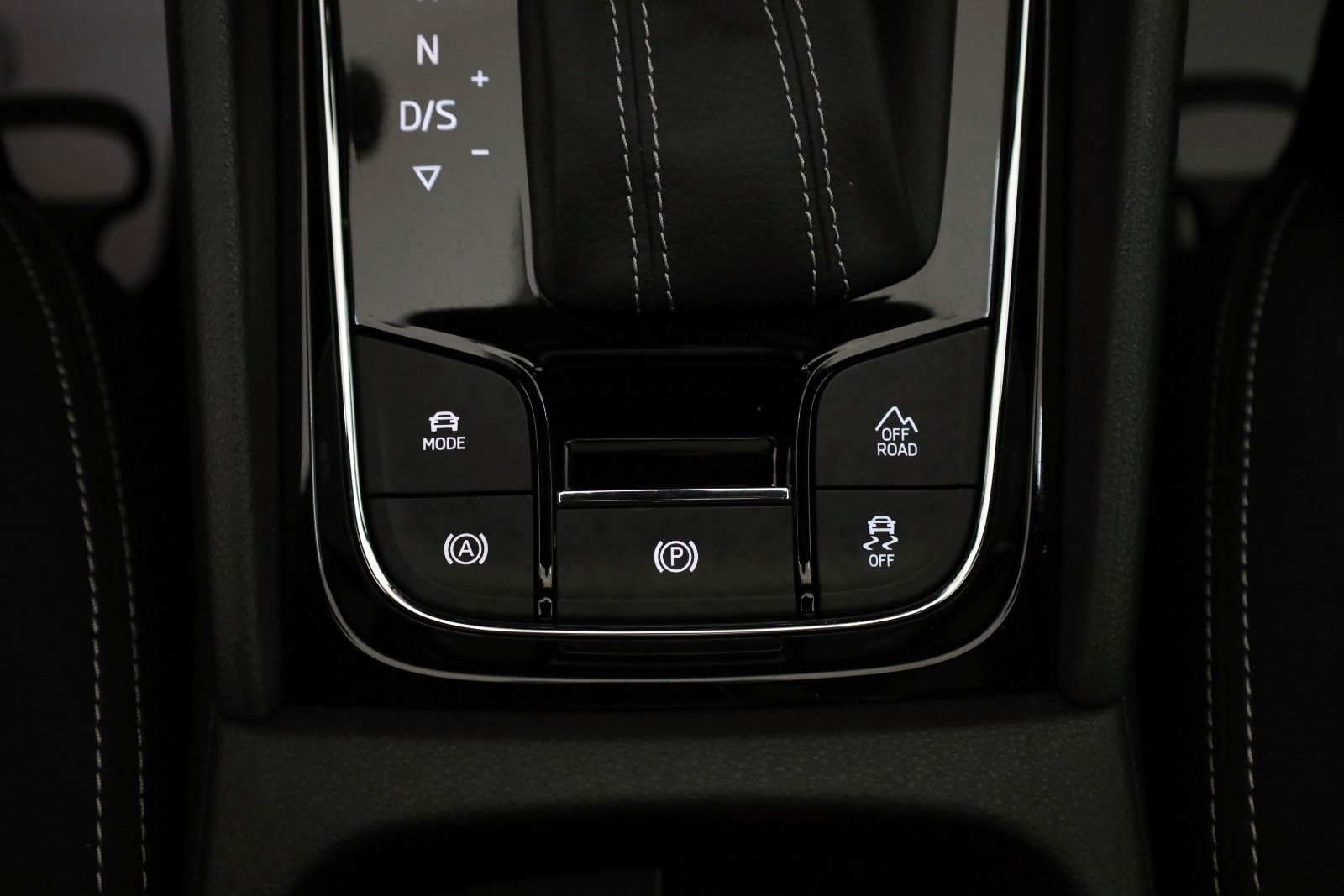 Fahrzeugabbildung SKODA Karoq Sportline 4x4 Navi,LED,Panorama,Apple CarP
