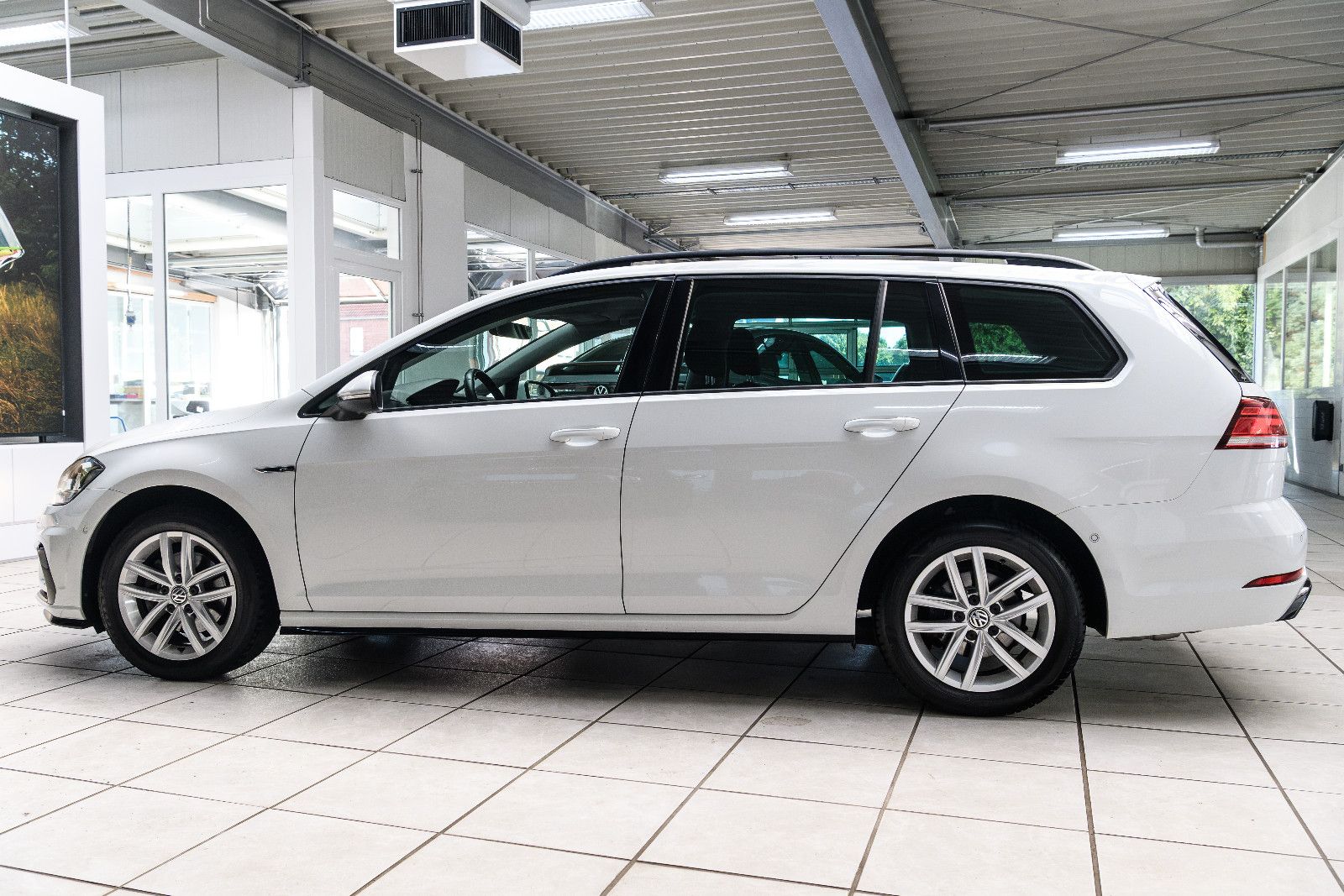 Fahrzeugabbildung Volkswagen Golf VII Variant+R-LINE+AHK+SHZ+NAVI+RFK+GJR