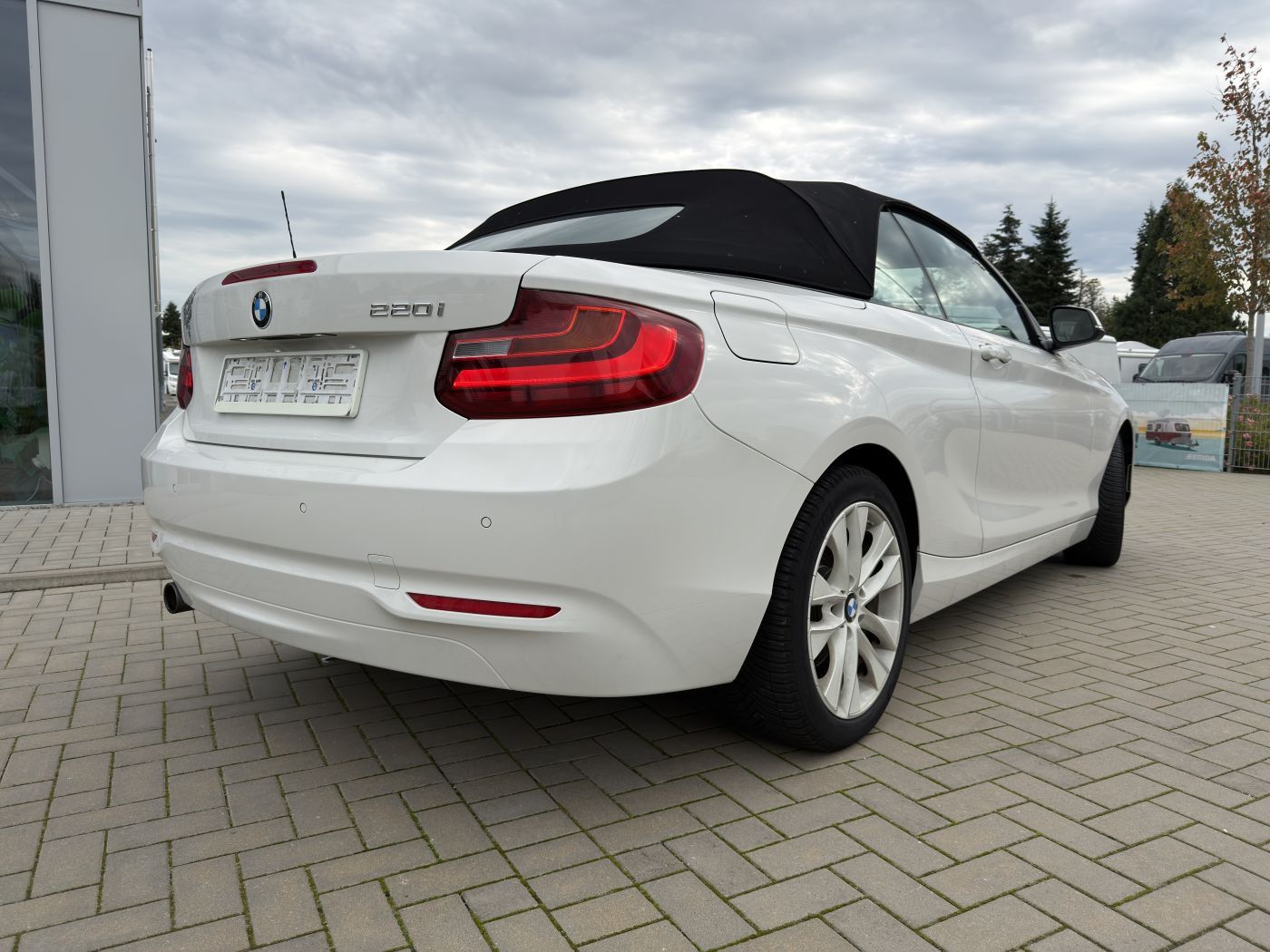 Fahrzeugabbildung BMW Cabrio 220 i