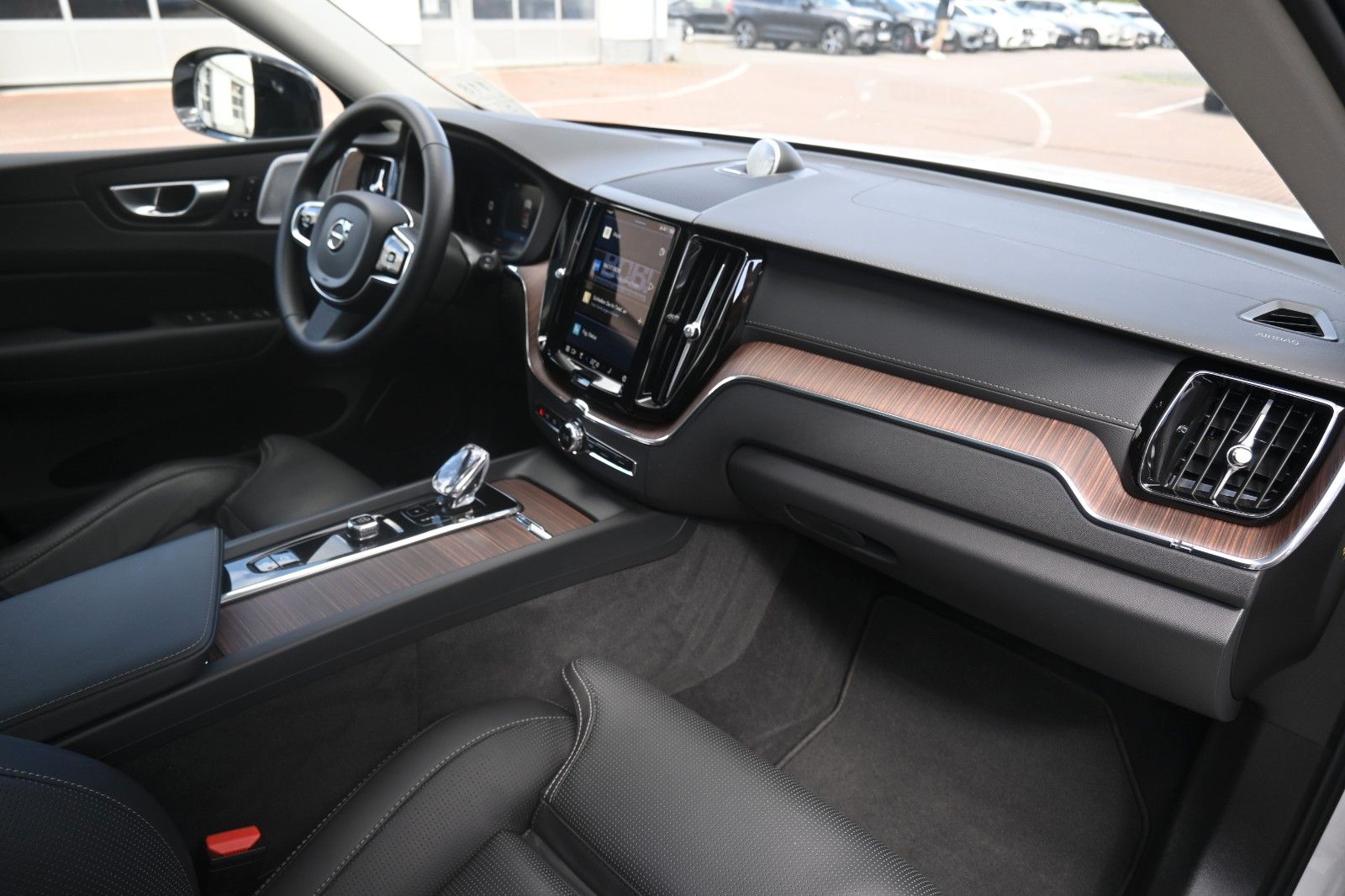 Fahrzeugabbildung Volvo XC60 UltimateDark AWD*MASS*LUFT*HUD*B&W*22"*360°