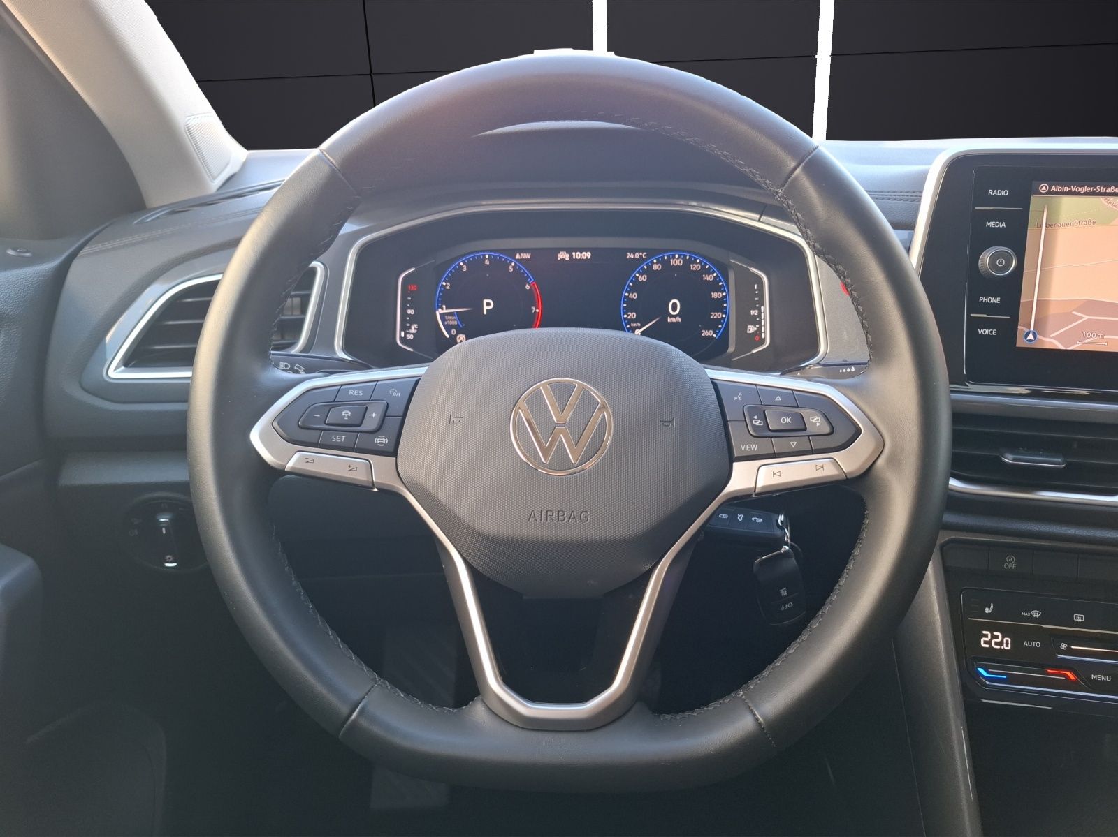 Fahrzeugabbildung Volkswagen T-Roc TSI Style DSG STH LED AHK Navi AID ACC RFK