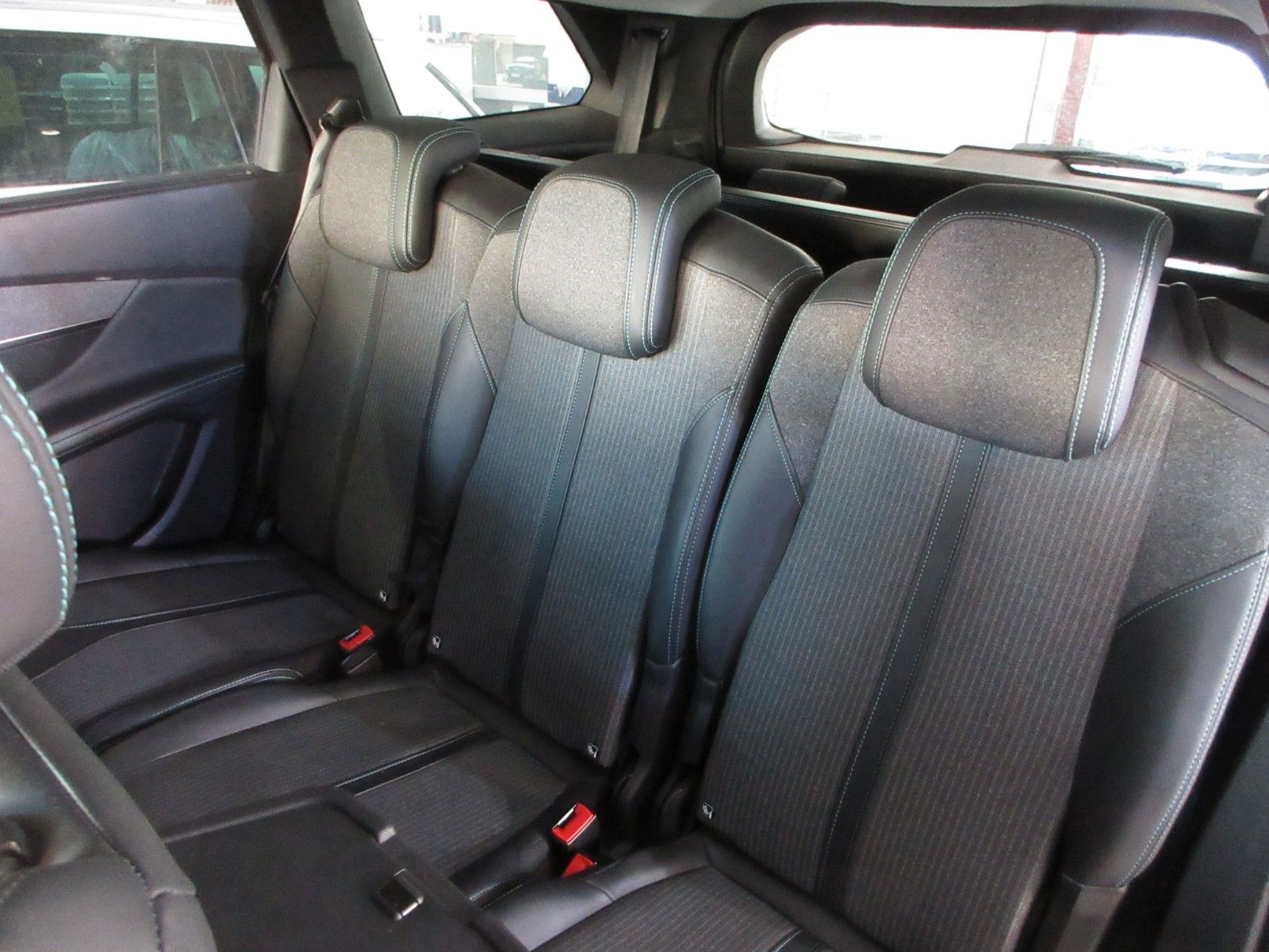 Fahrzeugabbildung Peugeot 5008 Allure 1.2T LED/NAVI/AHK/R´CAM/BLIS