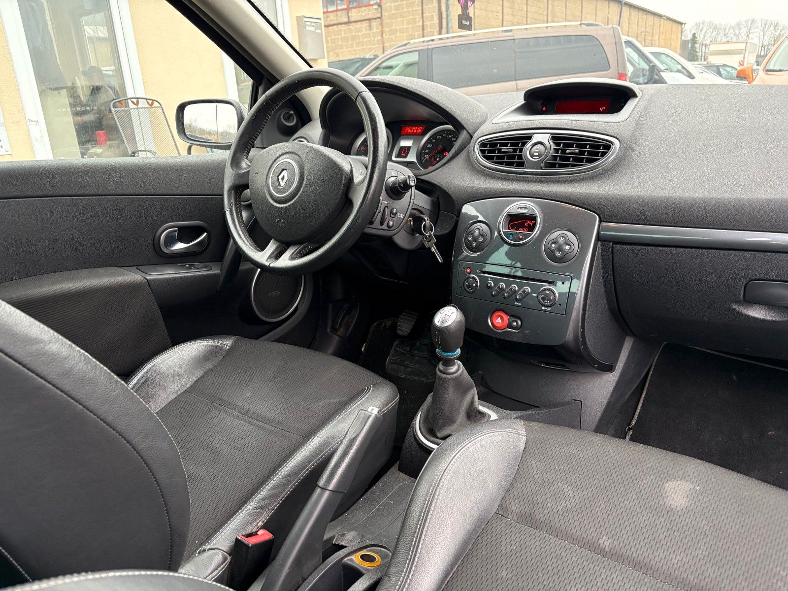Fahrzeugabbildung Renault Clio III Exception 1.5 dCi Klima Leder TÜV 08/26
