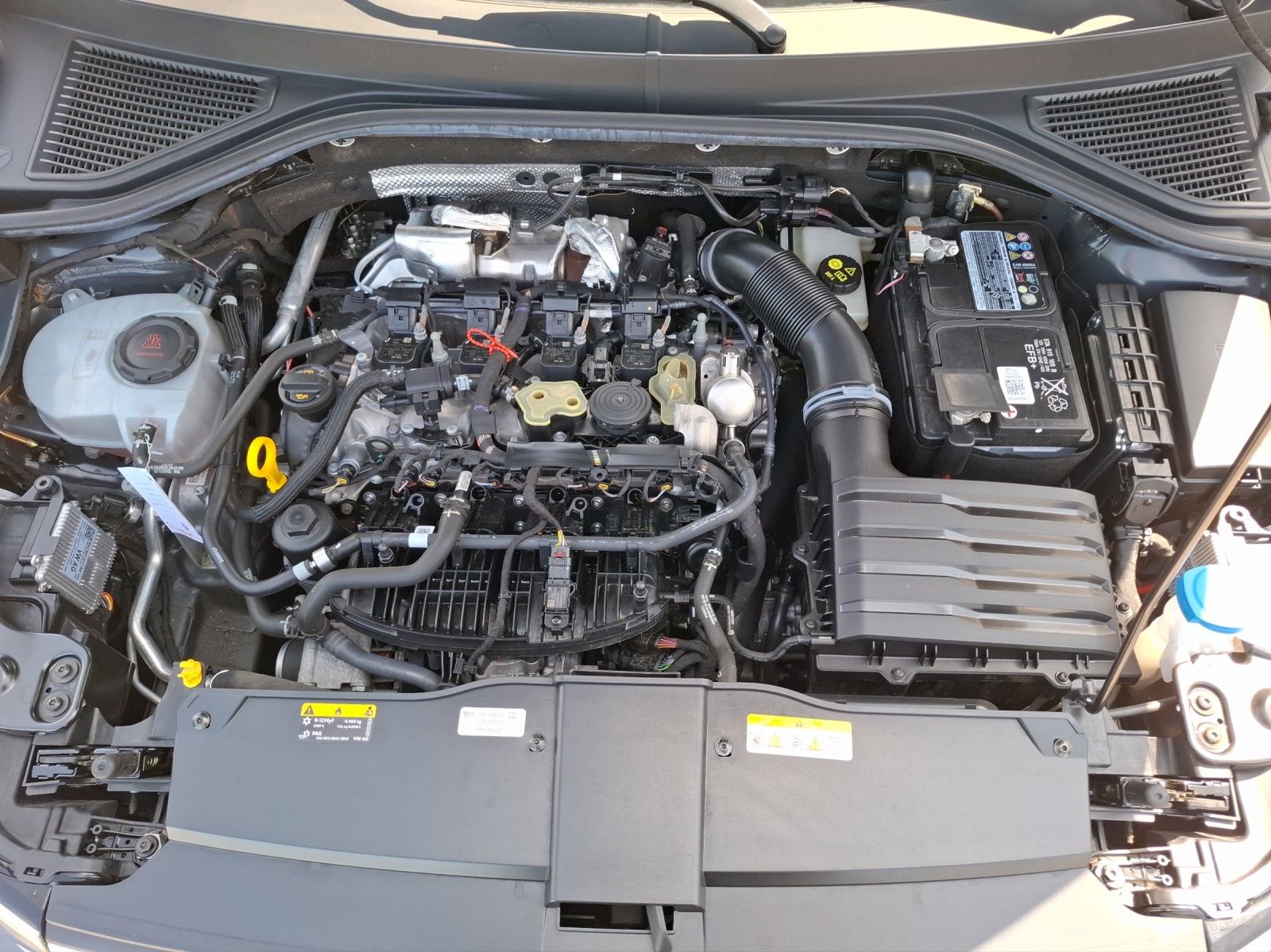 Fahrzeugabbildung Volkswagen T-Roc TSI R-Line DSG 4M Matrix Navi AID ACC Park