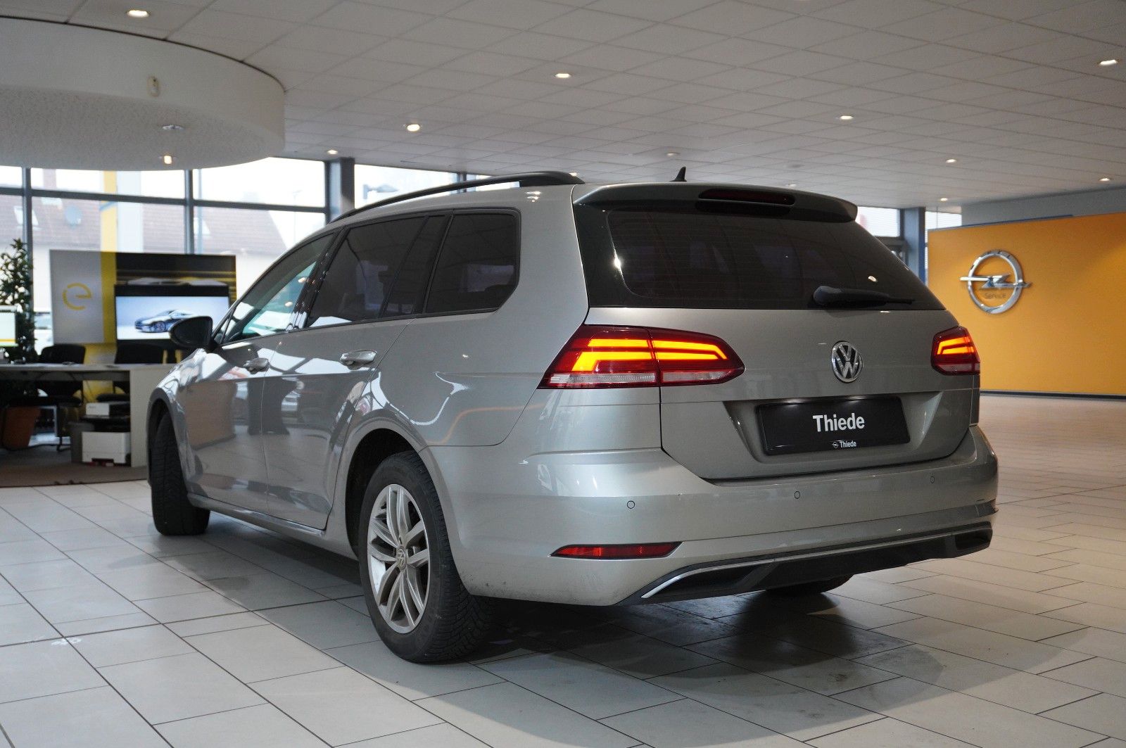 Fahrzeugabbildung Volkswagen Golf VII VARI. 1.6 TDI COMOFRT. DSG NAVI/LED/SHZ