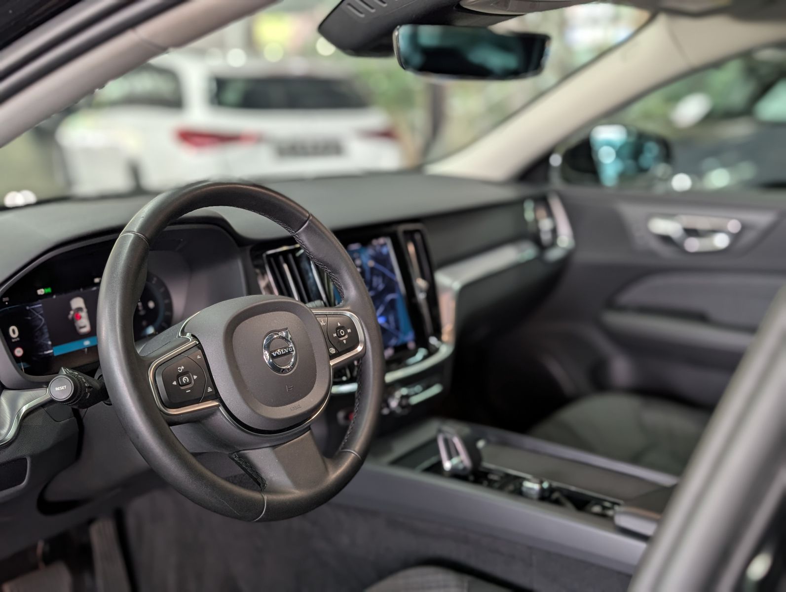 Fahrzeugabbildung Volvo V60 B3 Core 2.0Turbo MHEV VIRT LED APP SOUND AHK
