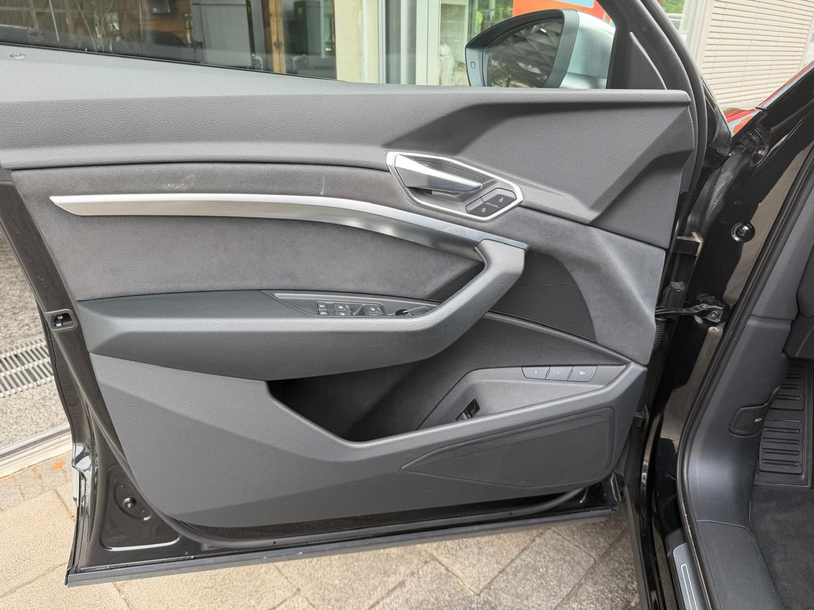 Fahrzeugabbildung Audi e-tron S QUATT 2X S LINE LUFT+MEMO+NAVI+LED+PDC+