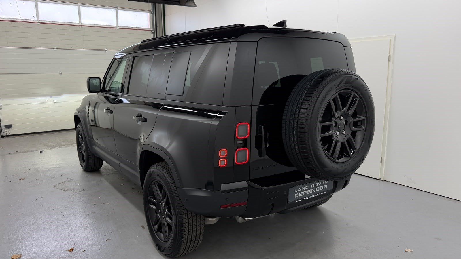LAND ROVER Defender 110 D200 S Black AHK 19-Zoll – Bild 2