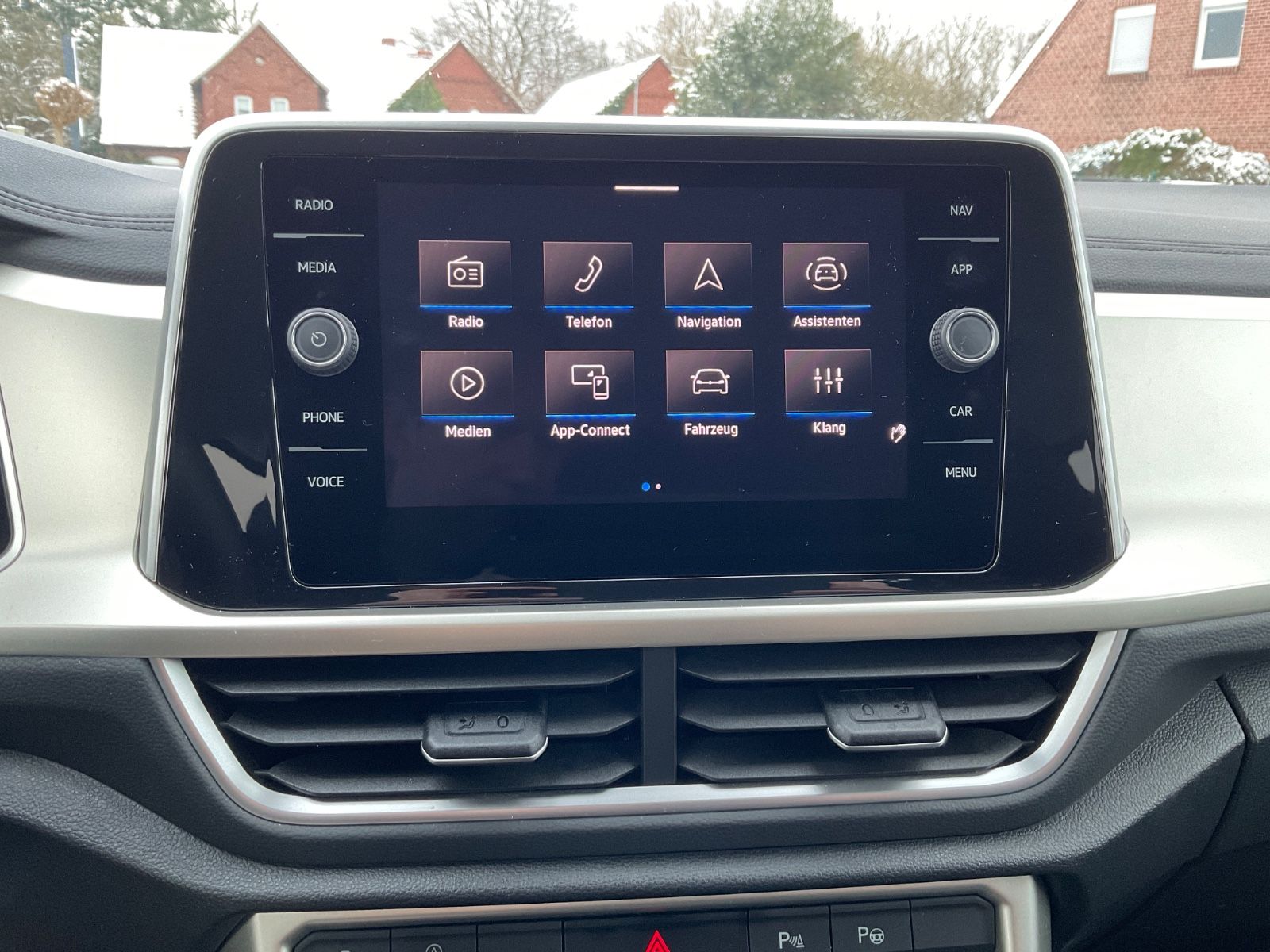 Fahrzeugabbildung Volkswagen T-Roc 1.5 TSI DSG MOVE,LED,Navi,Carplay
