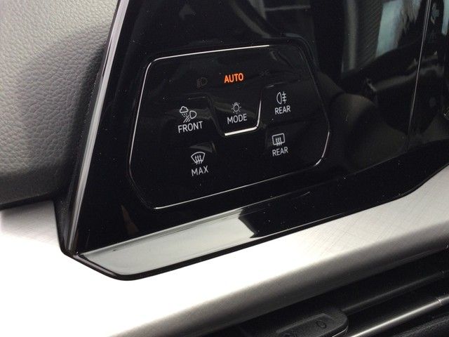Fahrzeugabbildung Volkswagen Golf VIII TSI Life Standhzg. LED AHK Navi Pano A