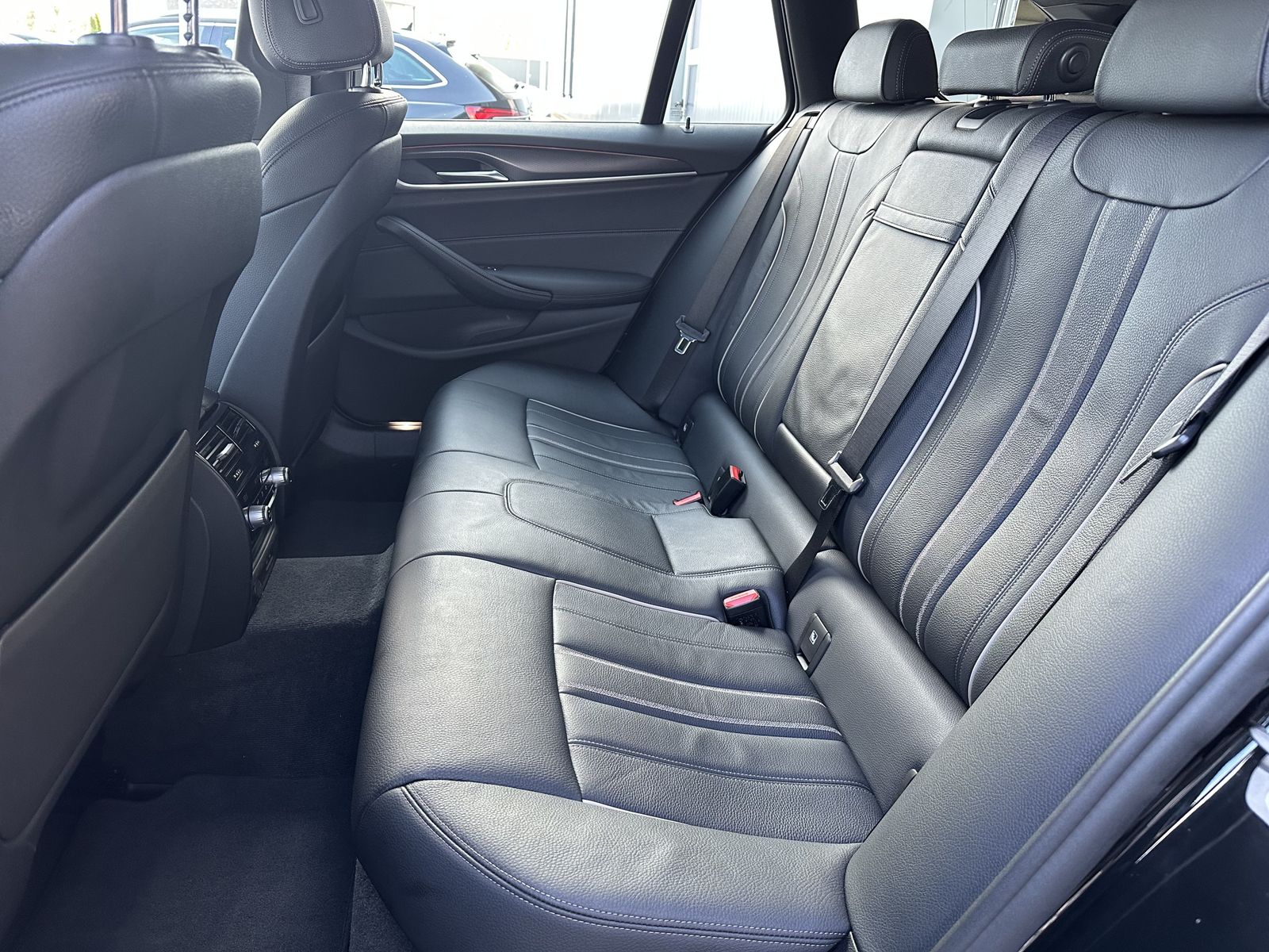 Fahrzeugabbildung BMW 520d Touring xDrive M-Sport NAV+LED+ACC+HIFI+DDC