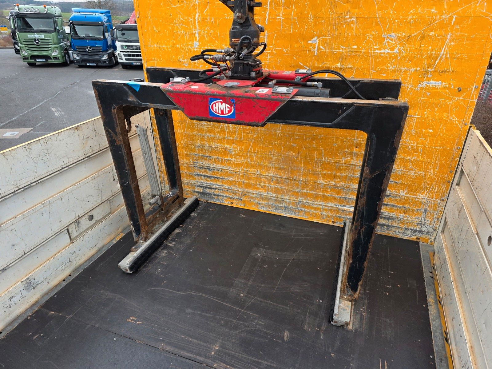 Fahrzeugabbildung Mercedes-Benz Arocs 2545 L 6x2 HMF 2110L Zange Retarder