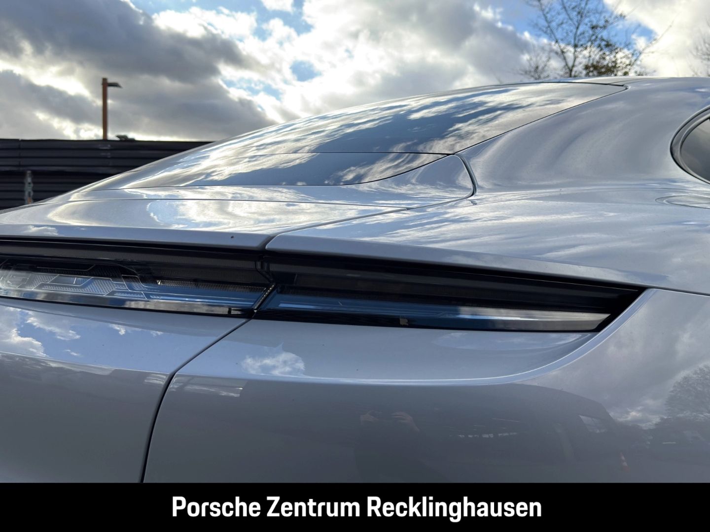 Porsche Taycan Black Edition SportDesign Paket Luftfeder foto 14