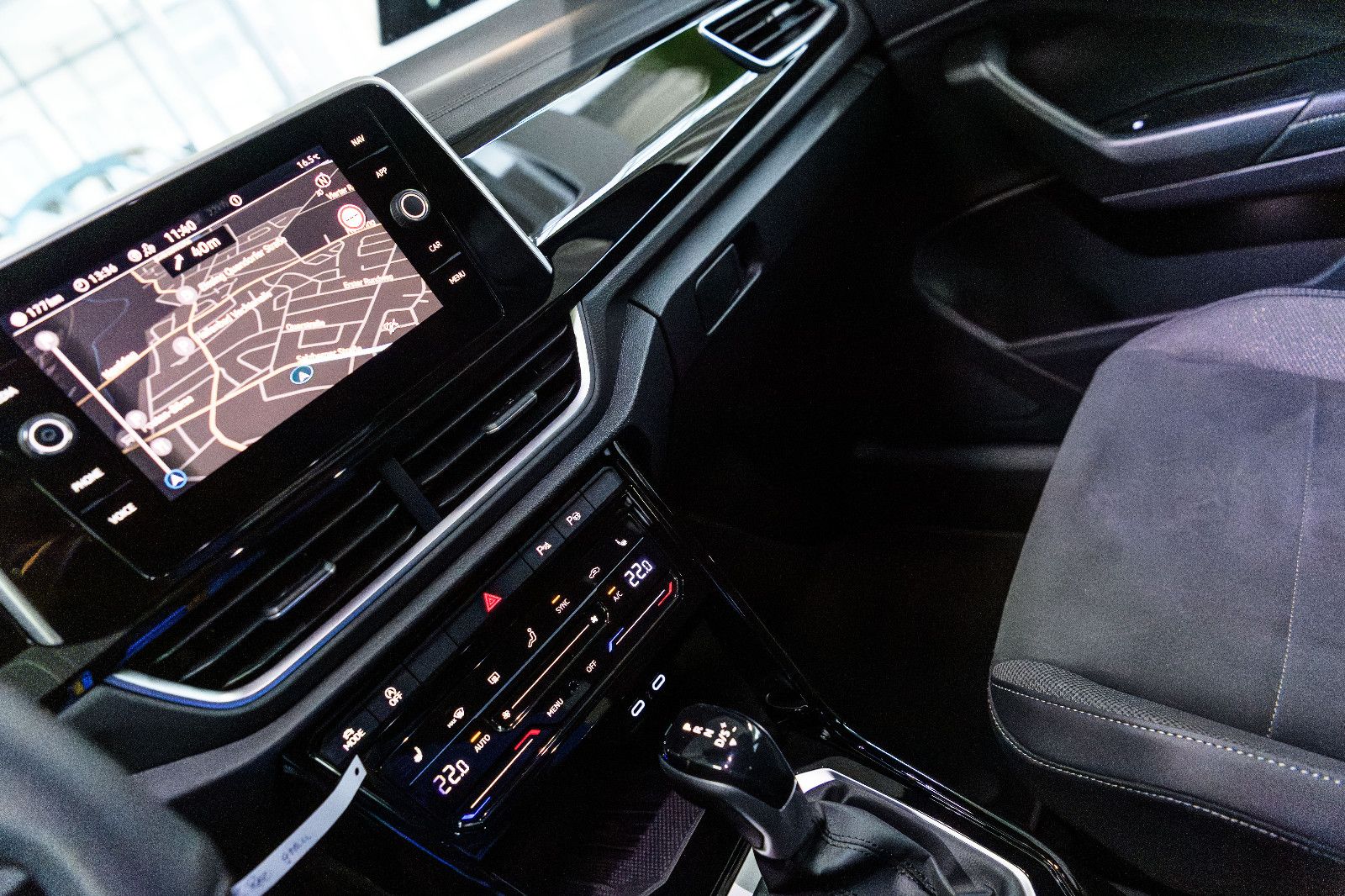 Fahrzeugabbildung Volkswagen T-Roc R-Line 1.5 TSI DSG LED+AHK+NAVI+ACC+KAMERA