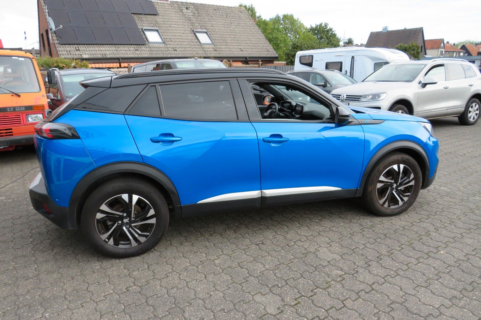 Fahrzeugabbildung Peugeot 2008 e- GT SITZH. NAVI KAMERA PDC 1.HD