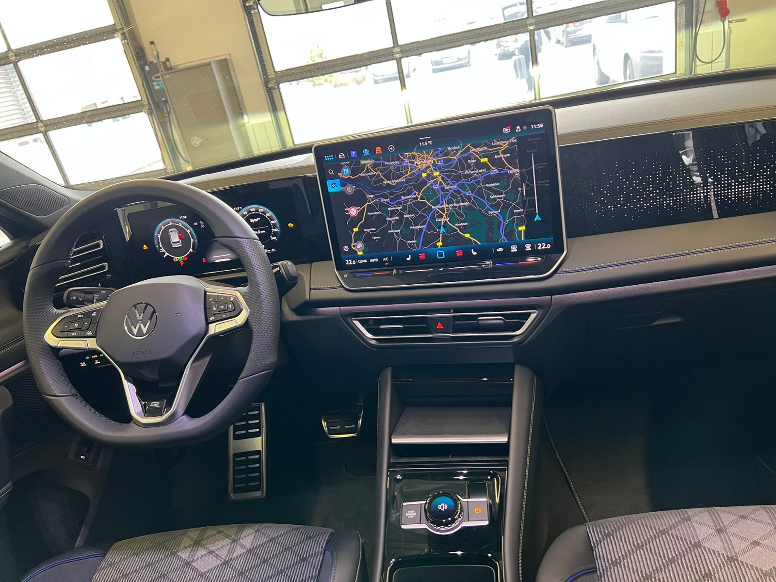 Fahrzeugabbildung Volkswagen Tiguan R-Line 1.5 eTSI DSG *AHK, IQ.Light, DCC,