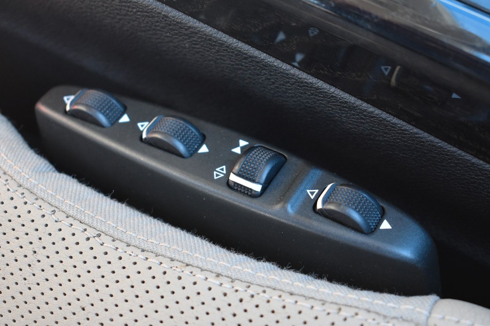 Fahrzeugabbildung Mercedes-Benz E 350 CGI Limousine STH/AHK/MEMORY/KEYLESS