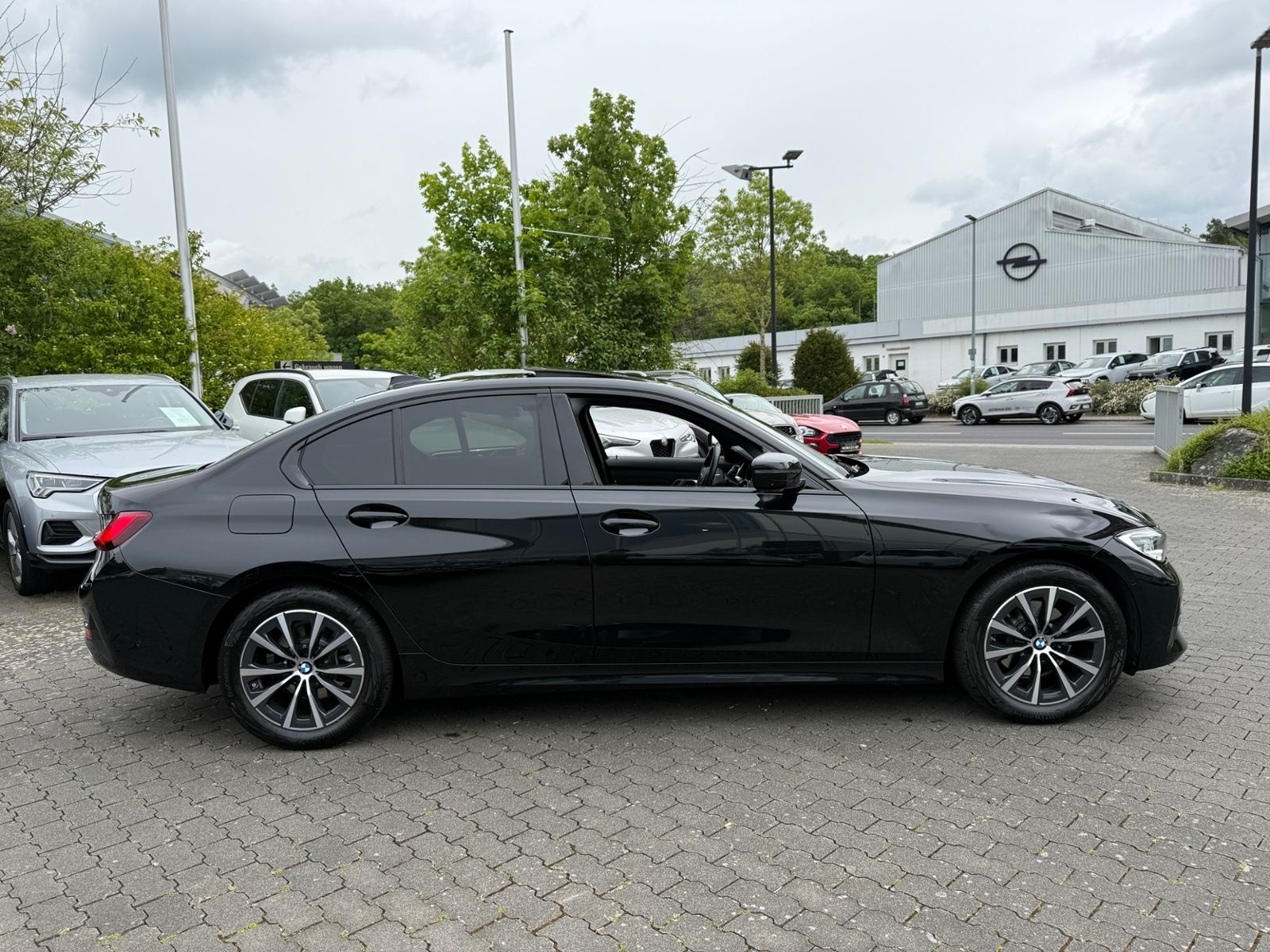 Fahrzeugabbildung BMW 320i  Sport Line GSD ACC HUD LASER 360°
