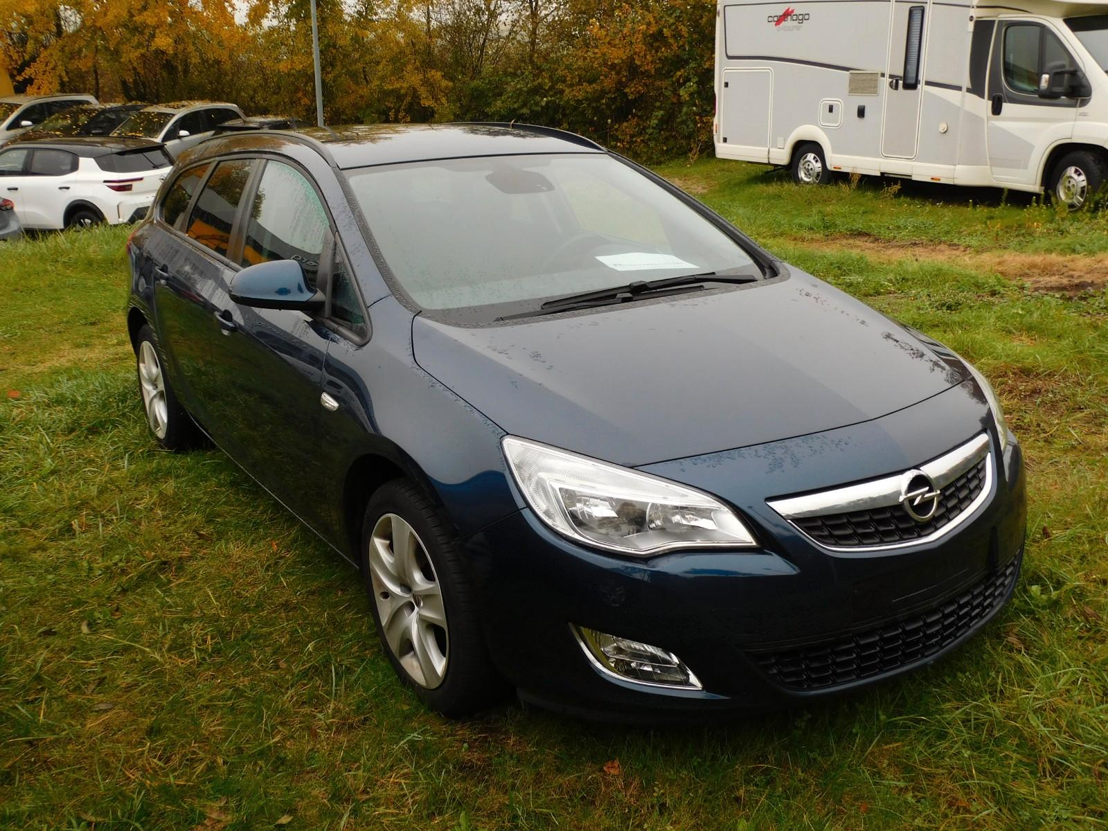 Opel Astra 2011 — photo 8