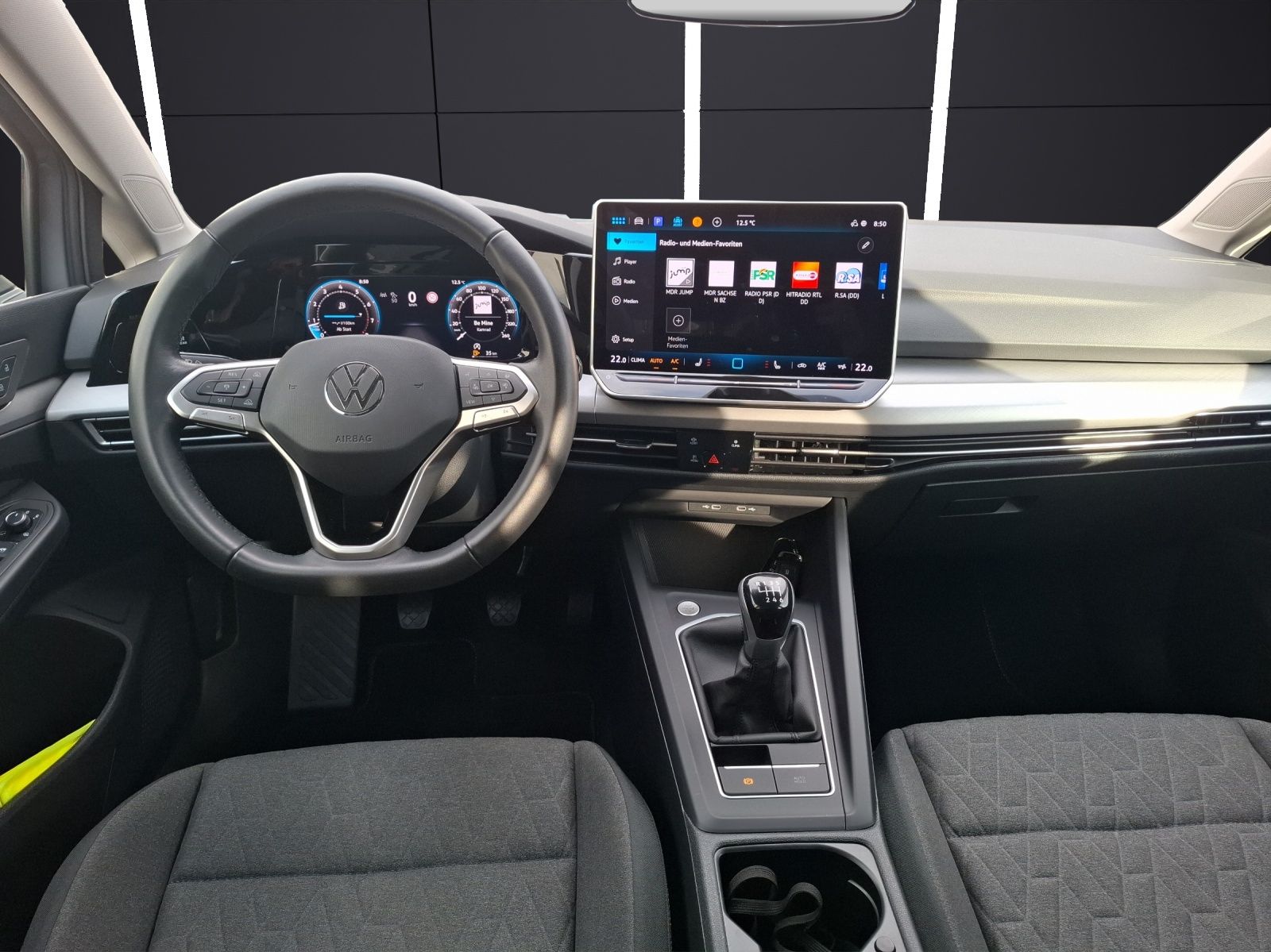 Fahrzeugabbildung Volkswagen Golf VIII Variant TSI Life STH LED Navi ACC HUD