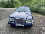 Mercedes-Benz E 220  - Mercedes-Benz E 220 mit Benzin-Antrieb