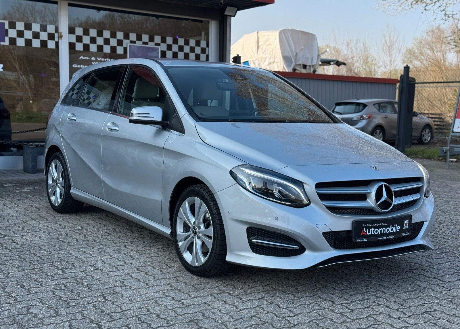 MERCEDES-BENZ B 220/Allrad/Automatik/Scheckheft/Sitzhzg/Led