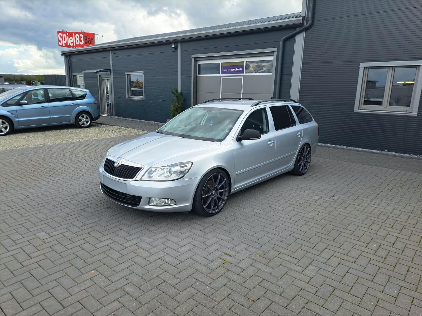 Skoda Octavia 2011 — rear view