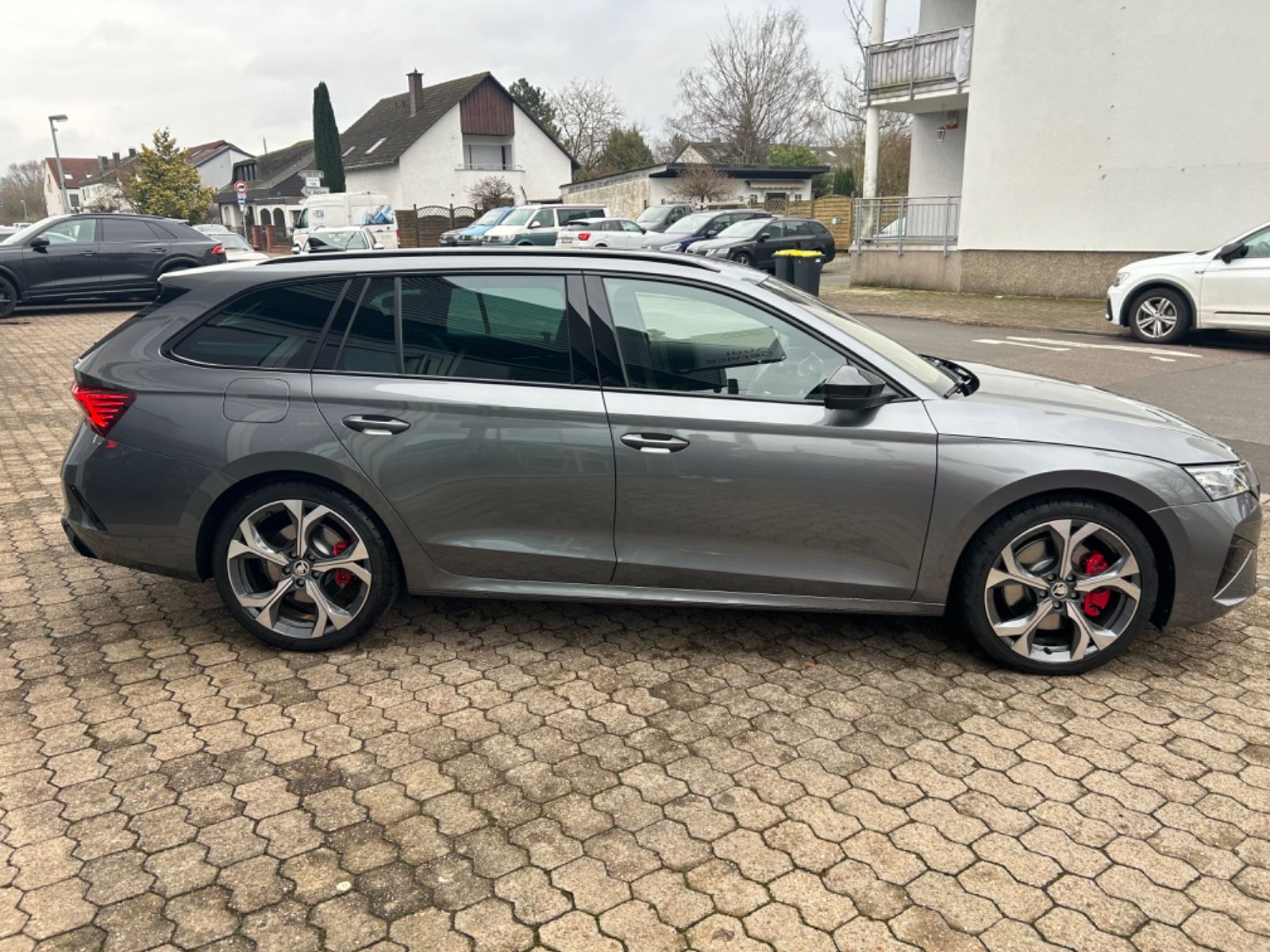 Fahrzeugabbildung SKODA Octavia 2.0 TSI DSG RS Combi AHK Navi Area View