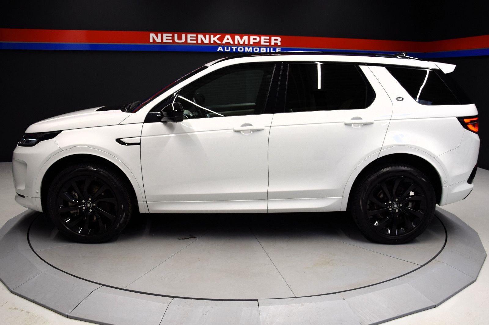 Fahrzeugabbildung Land Rover Discovery Sport R-Dynamic D 200 AWD Pano 360°AHK