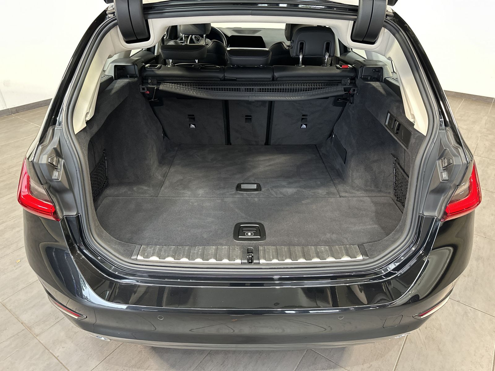 Fahrzeugabbildung BMW 320d Touring Sport-Line NAV+LASER+KAMERA+HUD+SHZ