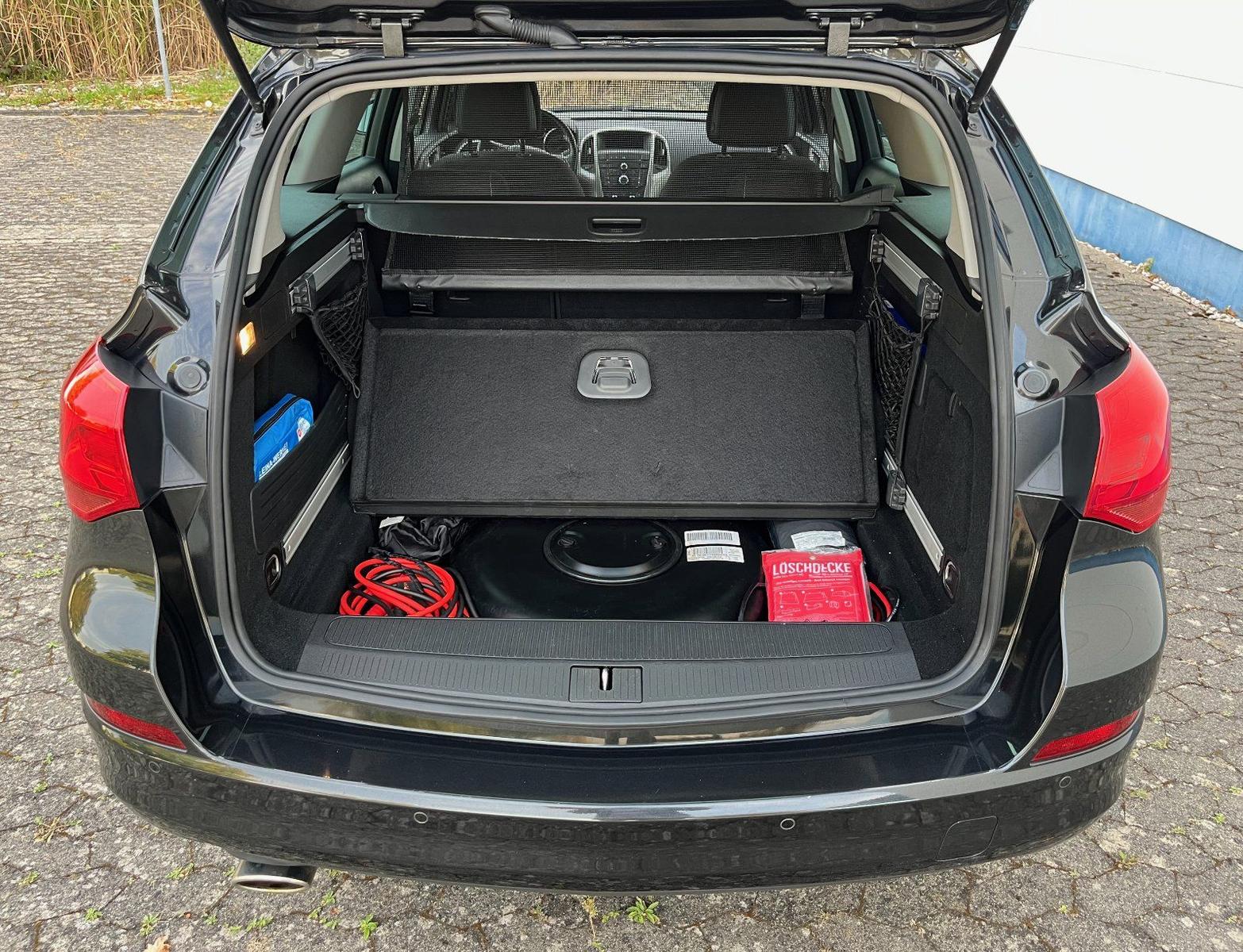 Opel Astra 2012 — photo 11