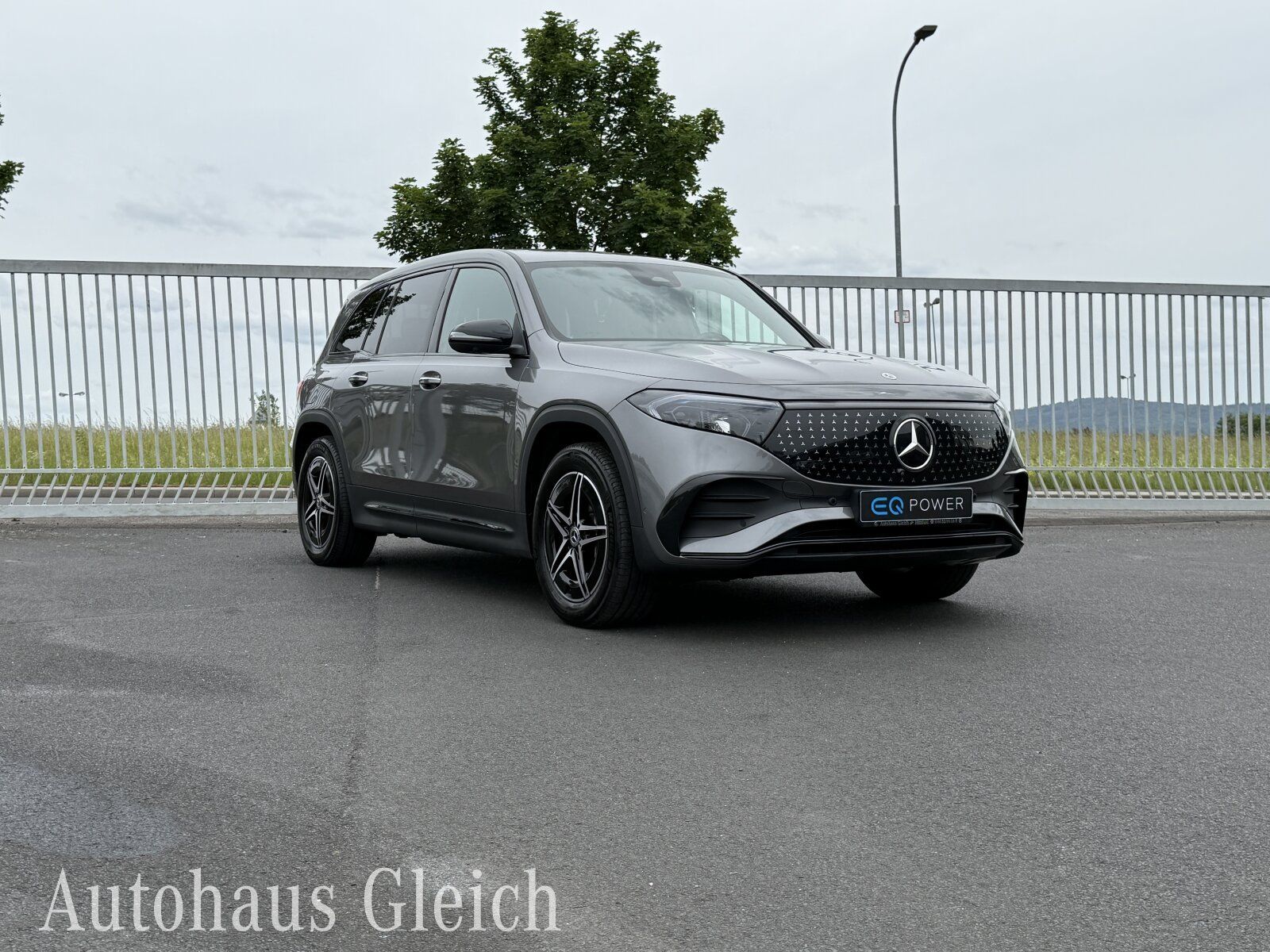 Fahrzeugabbildung Mercedes-Benz EQB 250 + AMG Line Navi/KEYLESS-Go-Paket/Klima