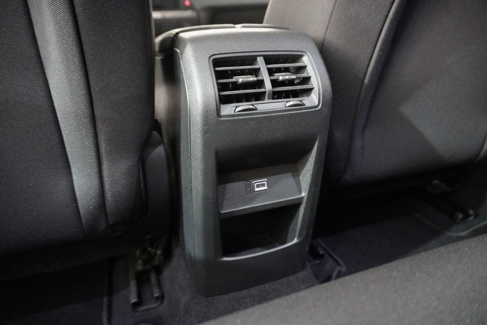 Fahrzeugabbildung Opel Astra L Lim. 1.6 HYBRID EDITION NAVI/KAMERA/AHK