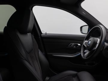 Fahrzeugabbildung BMW 330e Tour M Sport Komfortzugang Kamera 18"M LMR