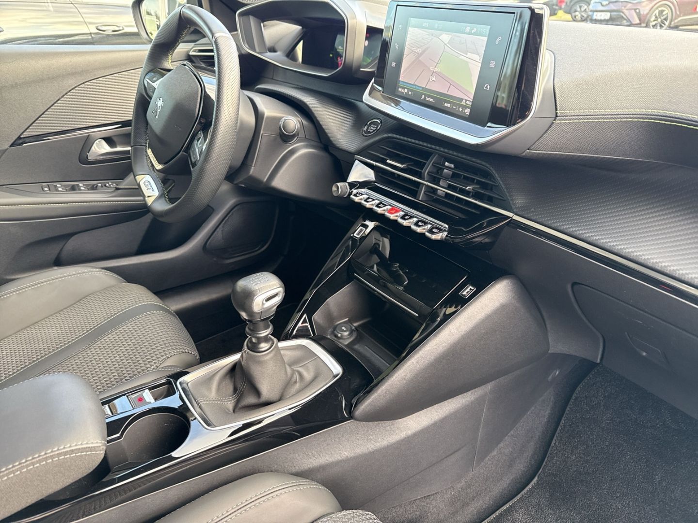 Fahrzeugabbildung Peugeot 208 GT 1.2 PureTech 100 Navi LED ACC Klimaautom