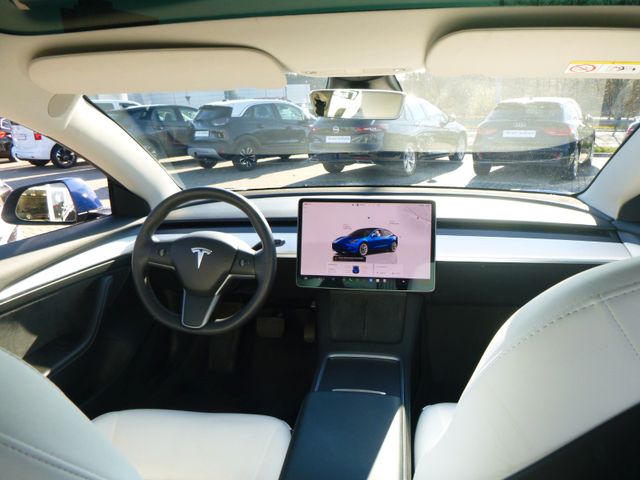 Fahrzeugabbildung Tesla Model 3 Standard RWD >Wärmep/Autopilot/Glasdach<