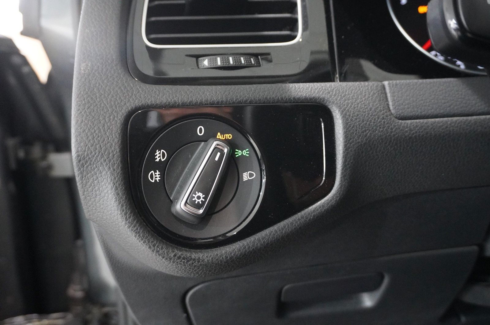 Fahrzeugabbildung Volkswagen Golf VII VARI. 1.5 TSI HIGHLINE NAVI/SPORT/AHK