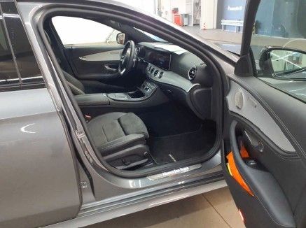 Fahrzeugabbildung Mercedes-Benz E 220d AMG+Pano+Burm+Distr+HUD+RFK+MultiB