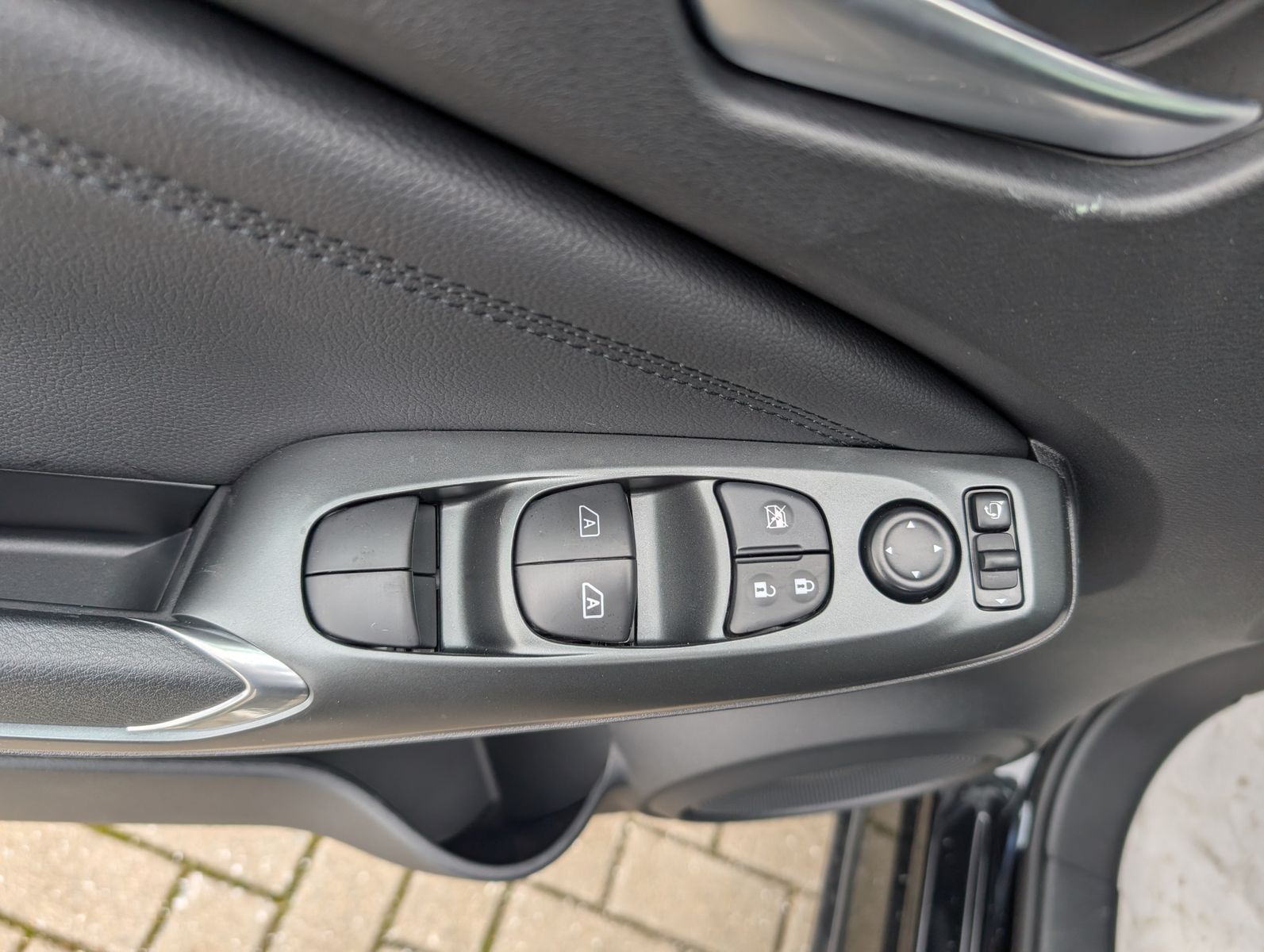 Fahrzeugabbildung Nissan Juke 1.0 DIG-T N-CONNECTA AUTOMATIK WINTERPAKET