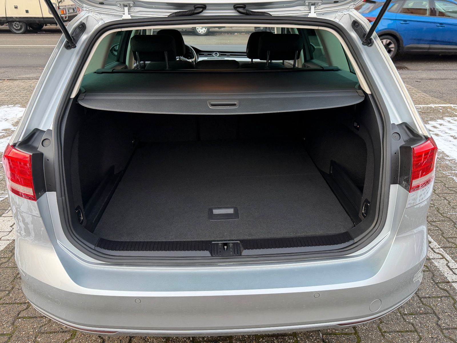 Fahrzeugabbildung Volkswagen Passat Variant 2.0 TDI 1-HAND AHK 6-GANG PDC