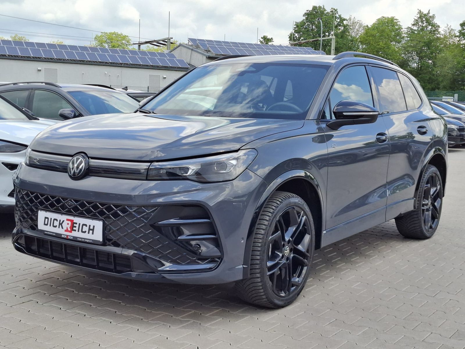 Fahrzeugabbildung Volkswagen Tiguan 2.0 TDI 4M R-Line BLACK*PAN*HK*AHK*MATRIX