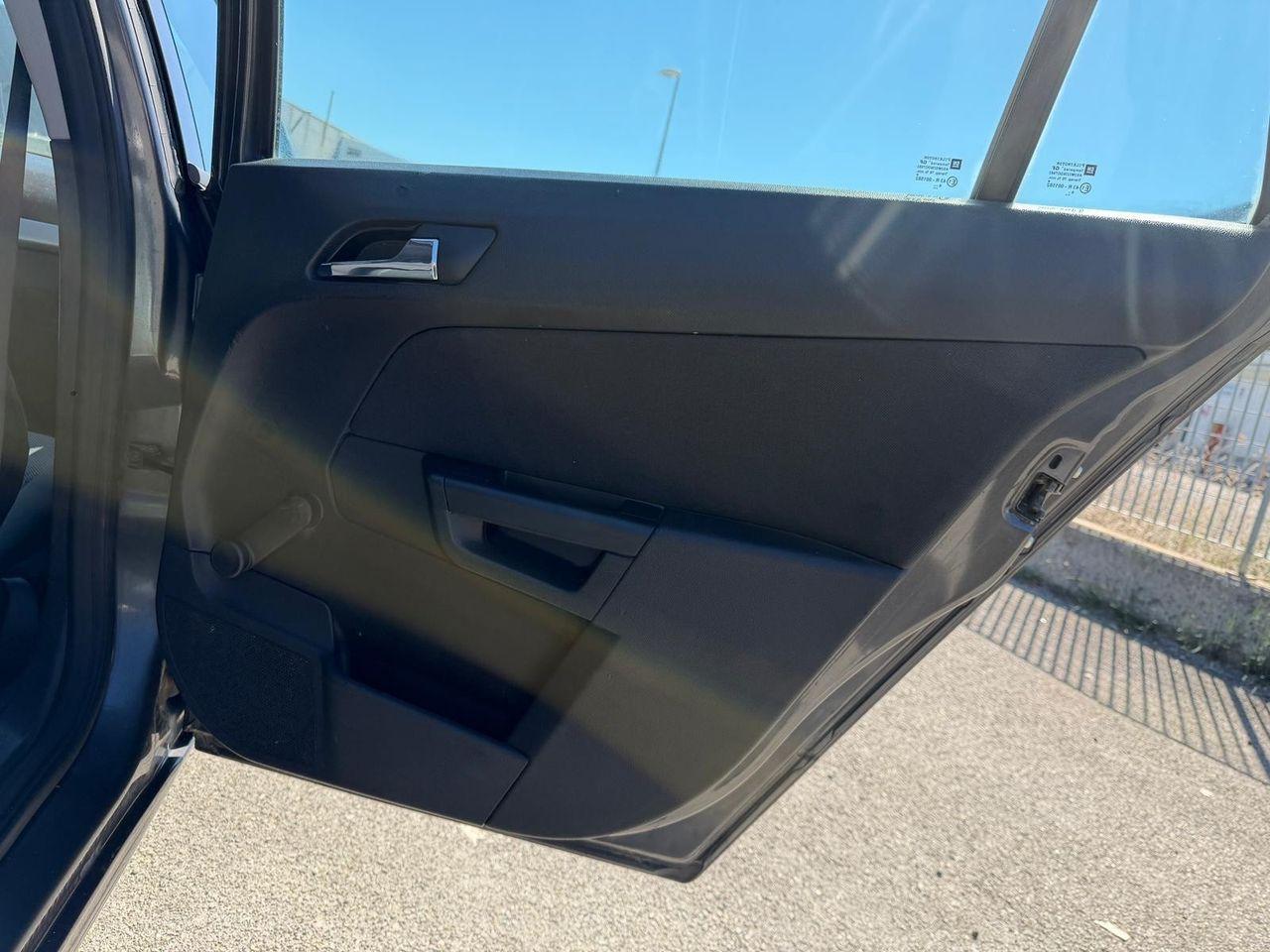 Opel Astra 2010 — photo 13