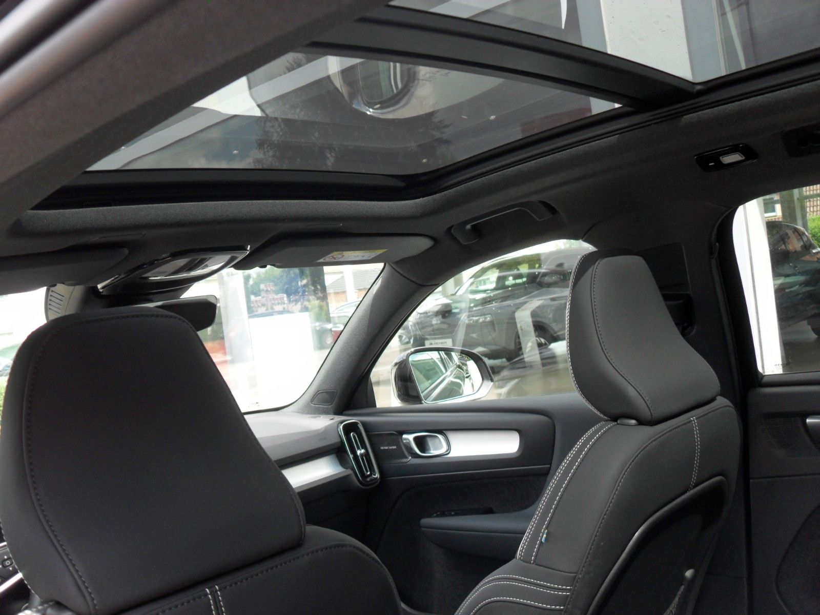 Fahrzeugabbildung Volvo XC 40 Plus Black Edition | PD | LED | ACC