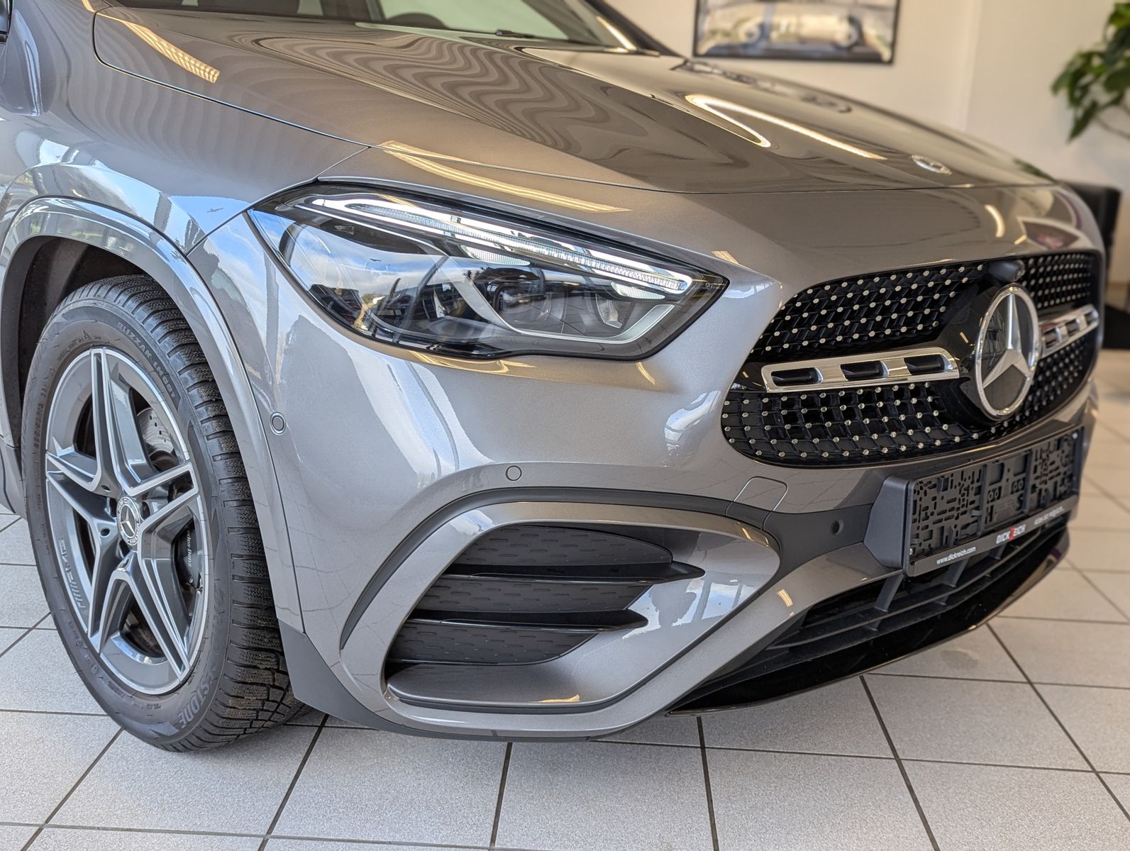 MERCEDES-BENZ GLA 200 AMG Multib. Distronic MBUX Pano AHK 360° - Image 9